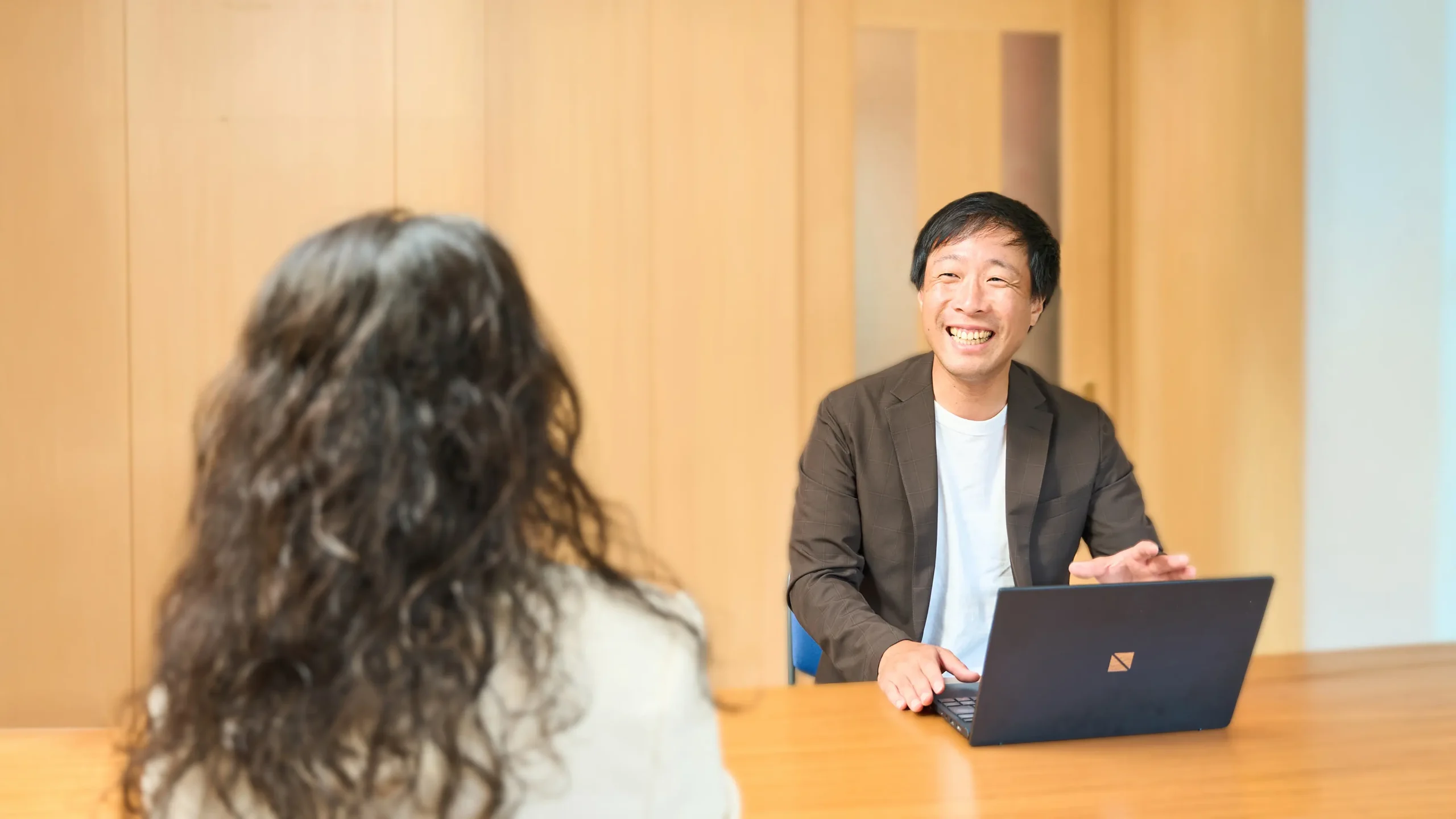 吉川商会の社内での営業支援ミーティング風景