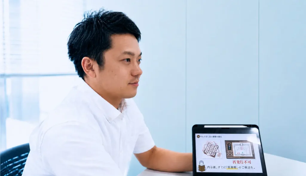 タブレットを前にインタビューに答えるメンバー
