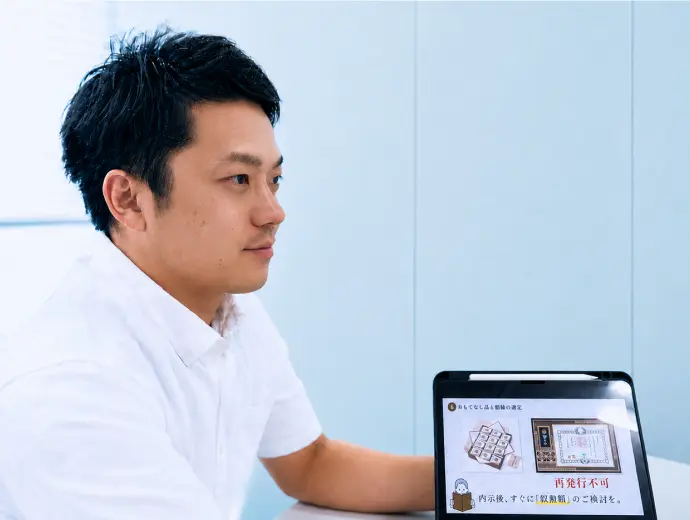 タブレットを前にインタビューに答えるメンバー
